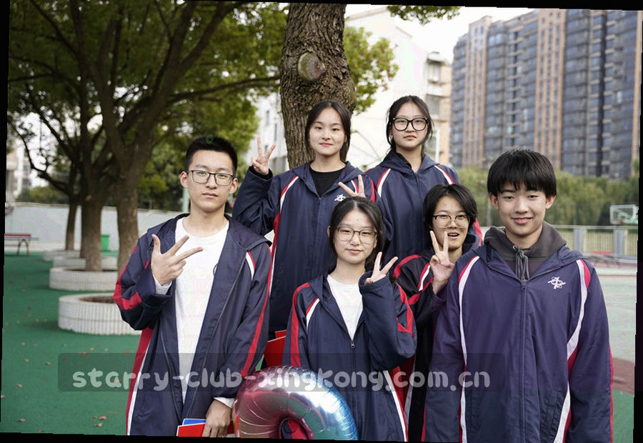数据卡与手持设备并置的静物，屏幕上以抽象色块表示信息面板